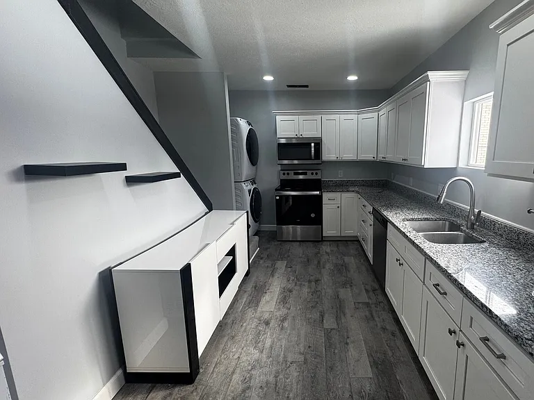 67 W 2nd St #B — Photo 1
