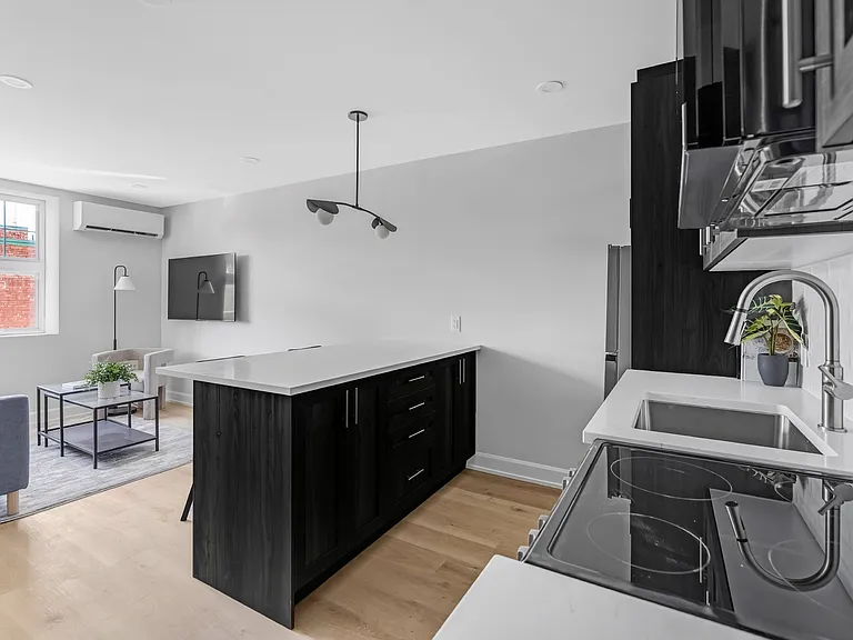 658 Somerset St W — Photo 17