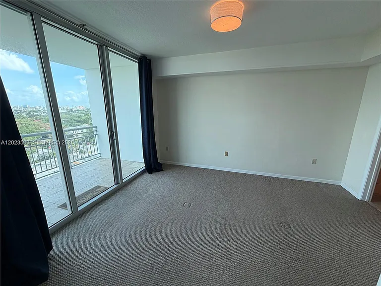 2021 SW 3rd Ave #902 — Photo 4