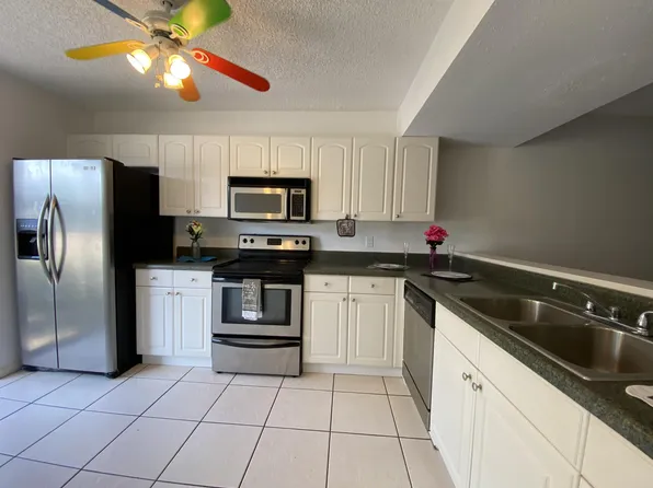 895 Crystal Lake Dr, Pompano Beach, FL