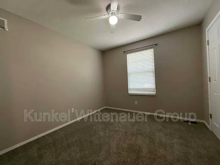 911 Victoria Ln — Photo 26