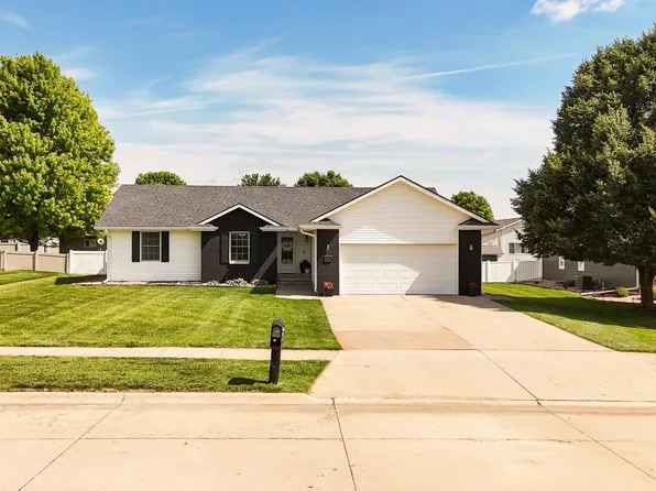 712 Leisure Ln, Hastings, NE 68901