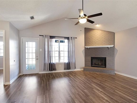 4th image of 821 Newport Dr