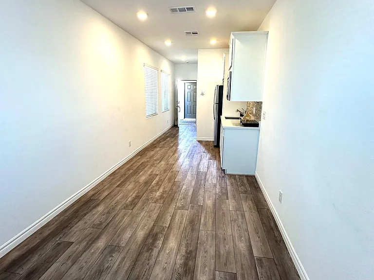 4480 Peressini St — Photo 10