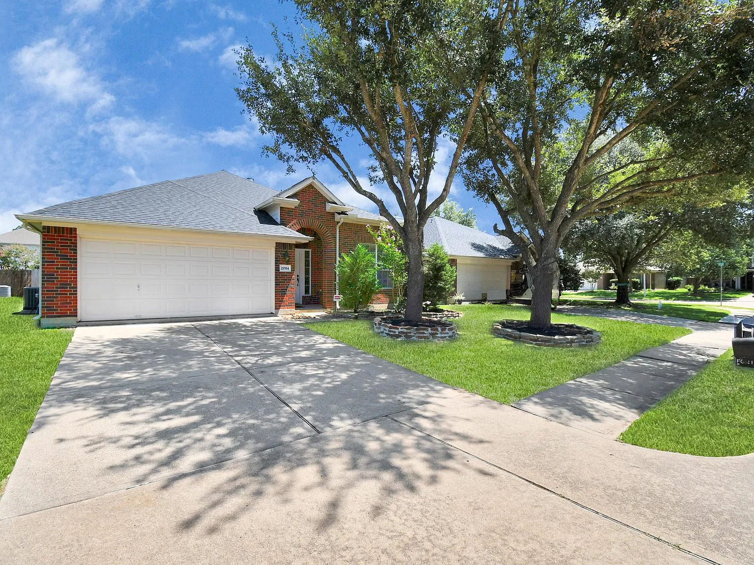 3 bed, 2.0 bath, 1835 sqft, $2,400 — Photo 2