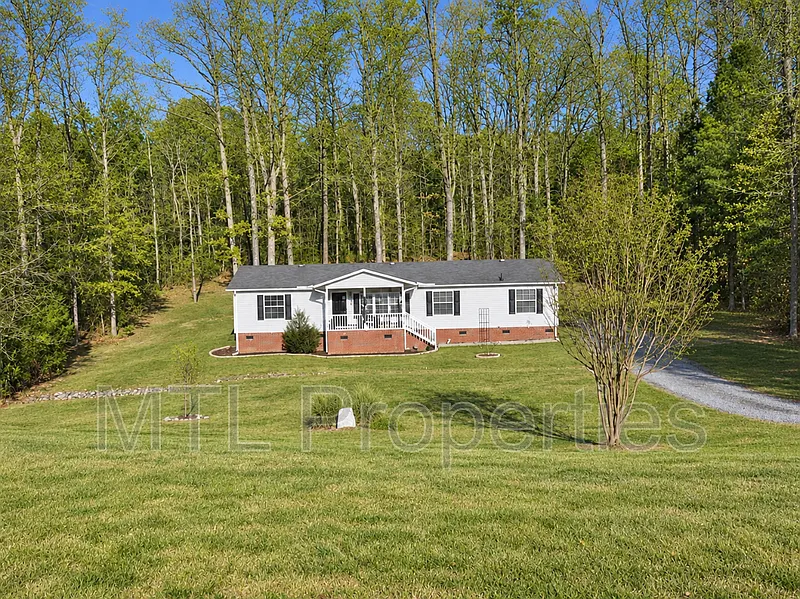 3 bed, 2.0 bath, 1647 sqft, $2,000 — Photo 1