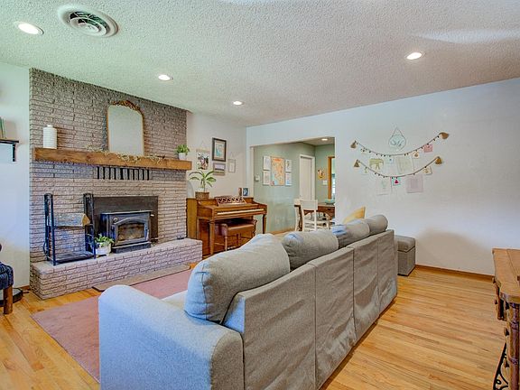 3rd image of 411 Terrace St