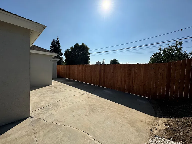 2105 E Petunia St — Photo 25