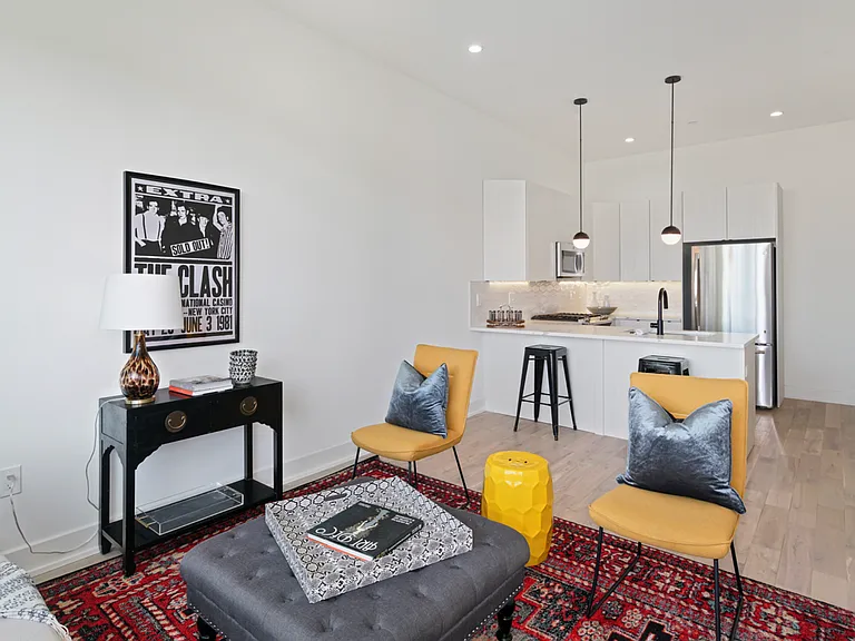 Stunning Apartment on Snyder Ave — Photo 6