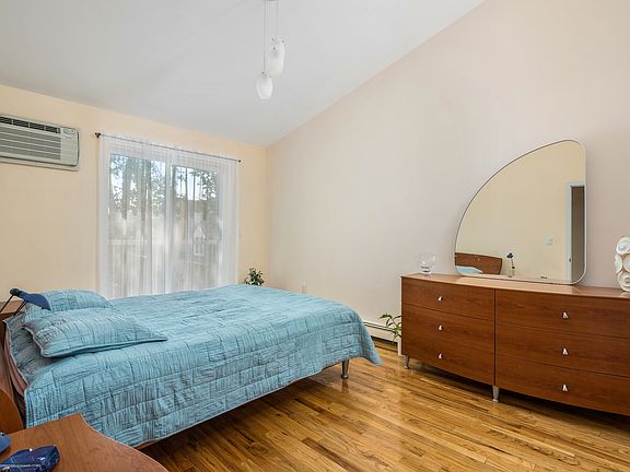 5th image of 24 Cove Ln #10C