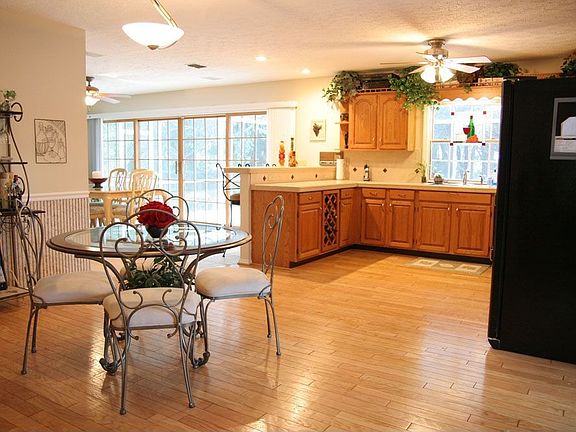 Kitchen/breakfast nook