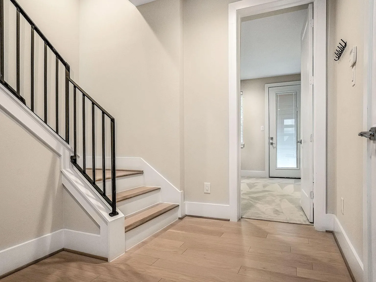 3 bed, 3.5 bath, 2328 sqft, $2,940 — Photo 3