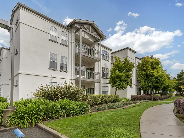 Renaissance Apartment Homes — Photo 28