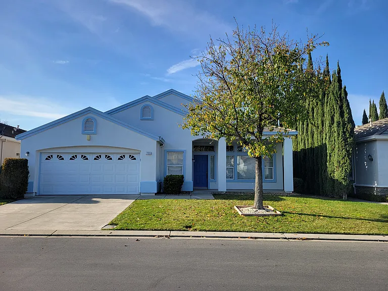723 Deerfield Way — Photo 3
