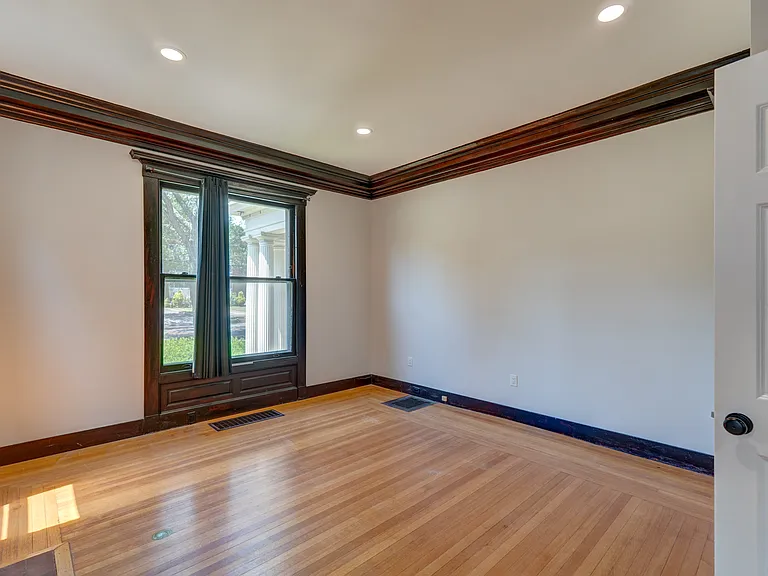 545 Whitney Ave #2 — Photo 11