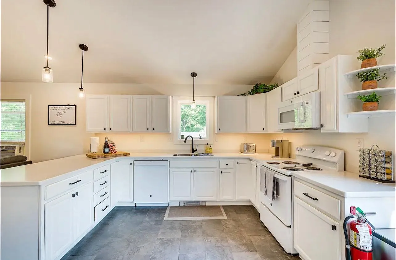 37 Pinecrest Dr — Photo 2