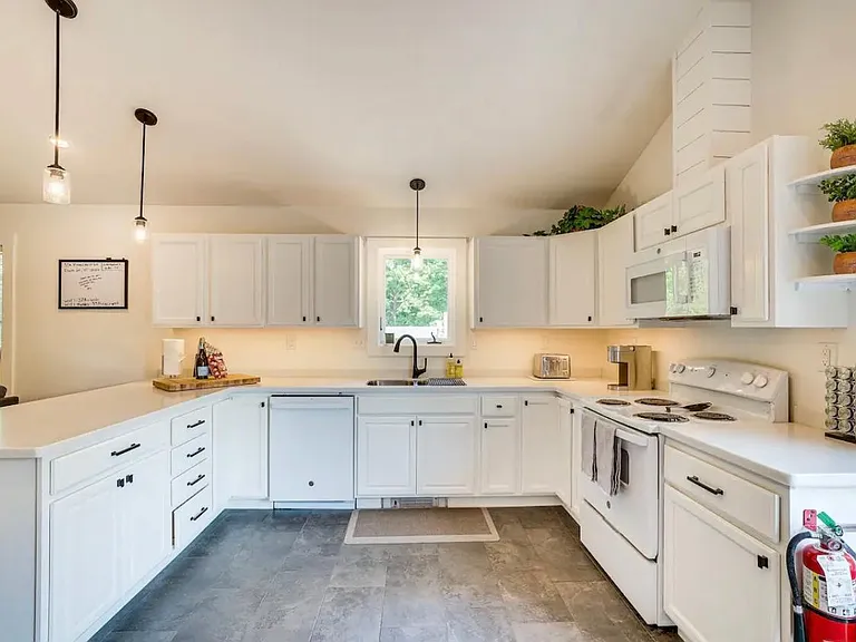 37 Pinecrest Dr #A — Photo 2