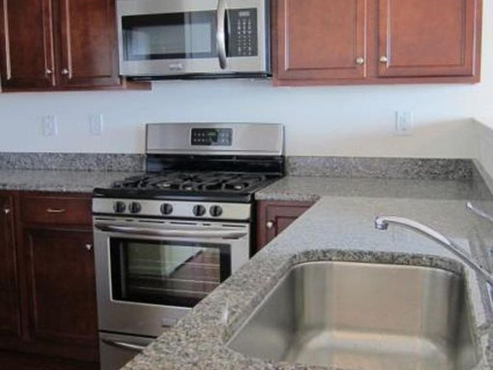 2nd image of 940 King Way #940