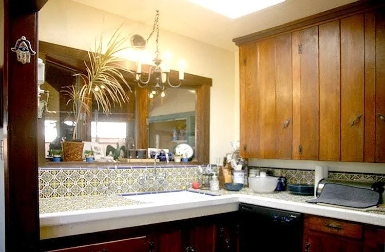 Kitchen tile and bay window