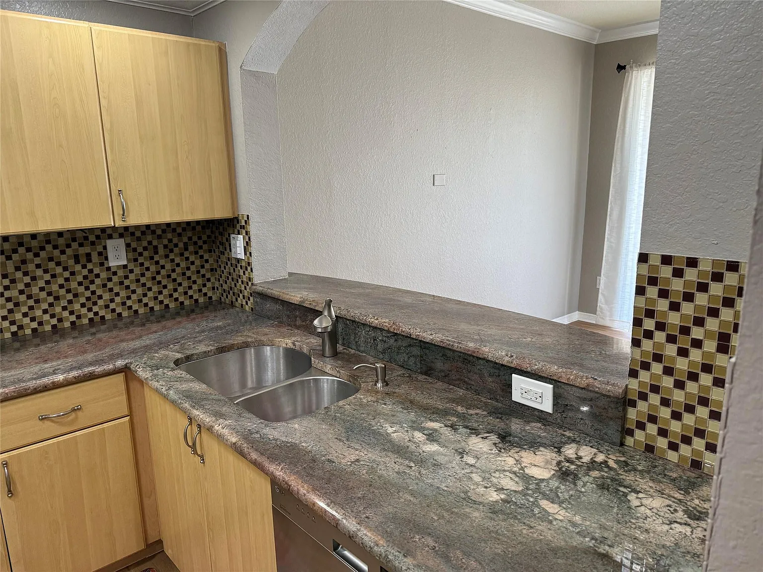 3 bed, 2.5 bath, 1385 sqft, $2,900 — Photo 3