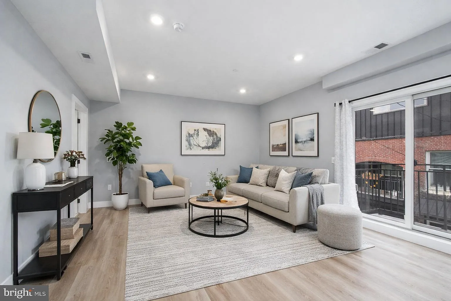 2 bed, 800 sqft, $2,300 — Photo 3