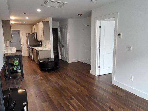 Open floor plan - living room/kitchen