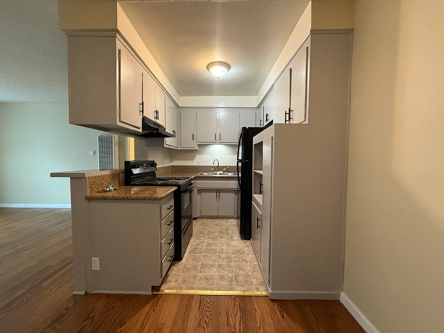 1215 Barry Ave — Photo 4