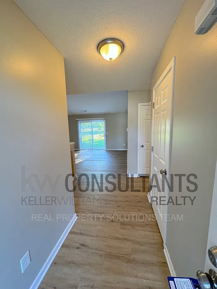2 bed, 1.0 bath, 936 sqft, $1,295 — Photo 2
