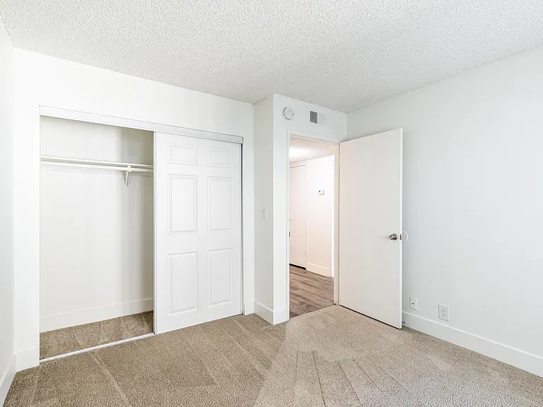 Parkwood Apartments — Photo 34