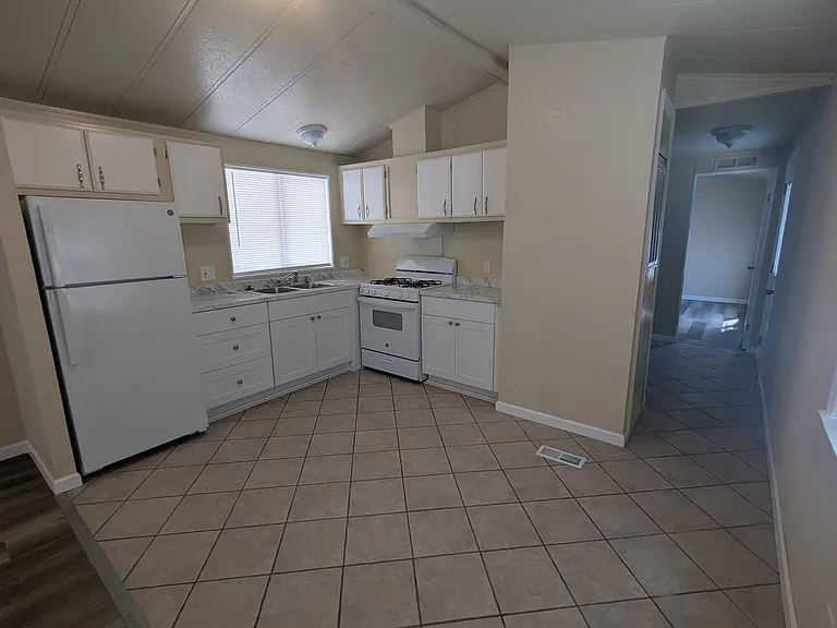 927 E F St #24 — Photo 15