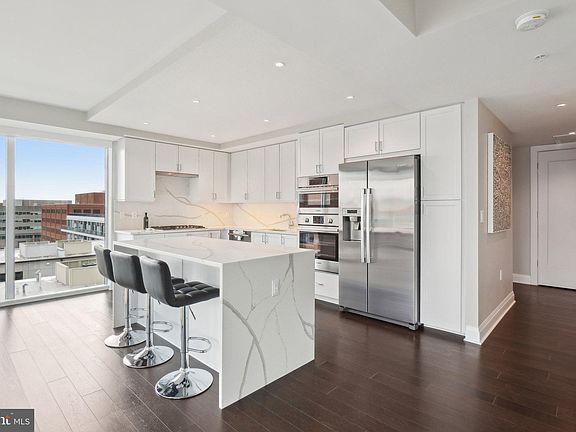 4th image of 925 N Fairfax St #601
