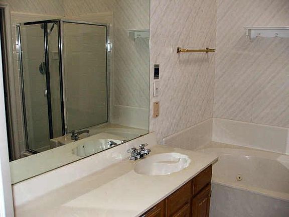 4th image of 320 Leisure Ln