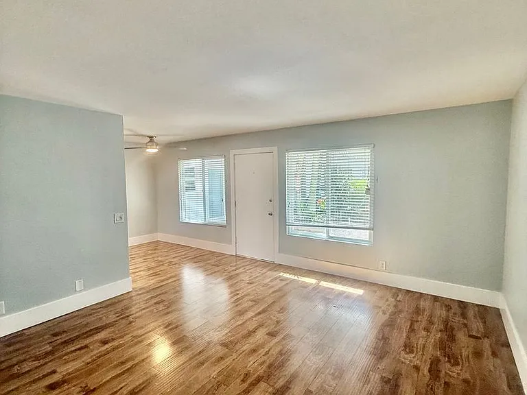 Howard & Lexington Apts — Photo 12