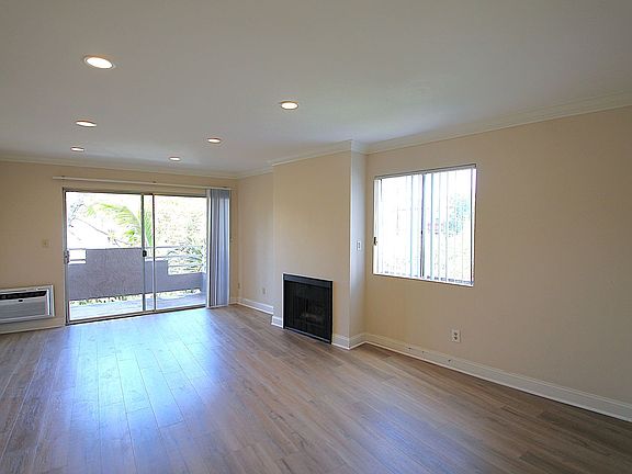 5th image of 15040 Moorpark St APT 207