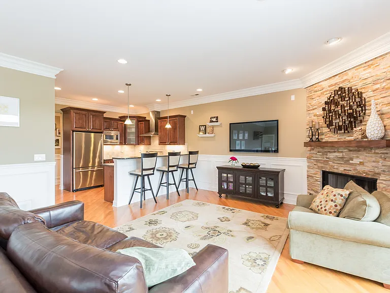 2450 W Montrose Ave #2W — Photo 7