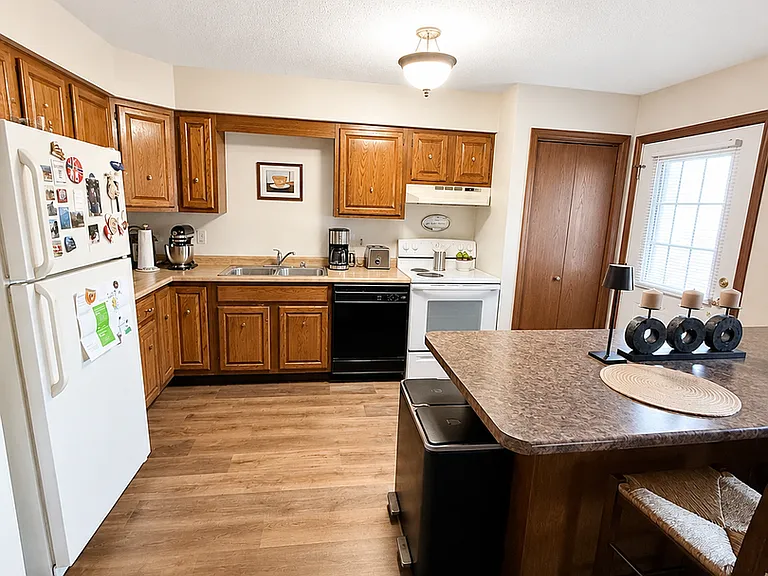 1040 Terrace Dr — Photo 3