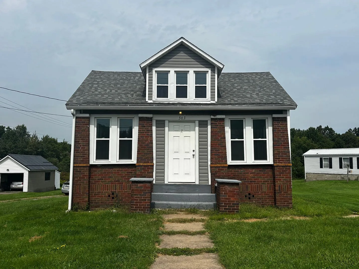 Charming One Bedroom Home with Versatile Bonus Space Near Grove City — Photo 1