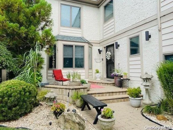 1 Captains Walk #1, Bay Shore, NY 11706