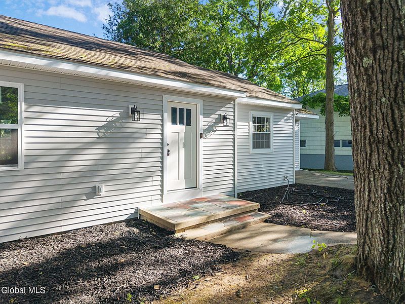 5th image of 8 Woodland Drive