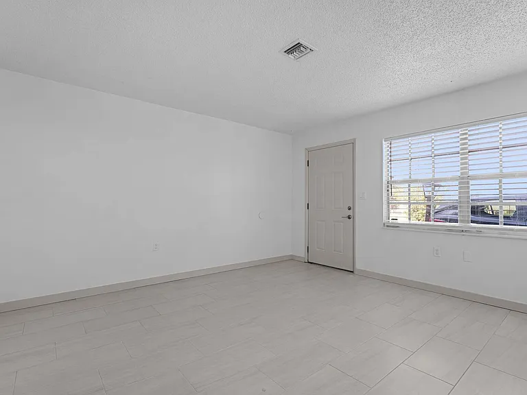 2818 NE 7th St — Photo 4