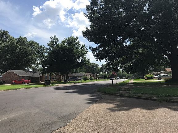 4th image of 810 Valley Springs Dr