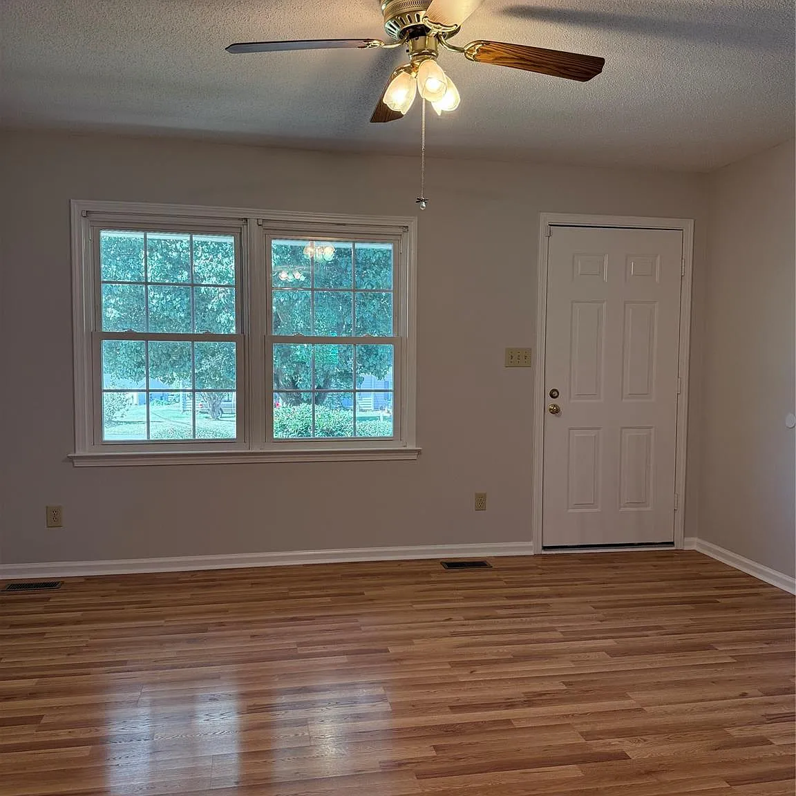 3 bed, 2.0 bath, $1,600 — Photo 2