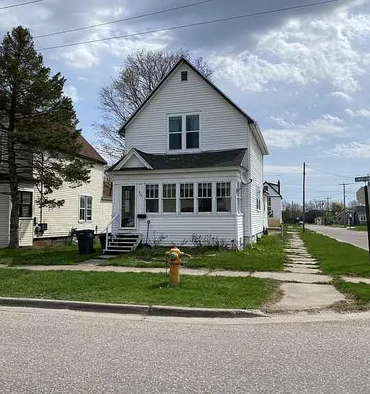 823 Swinton St — Photo 1