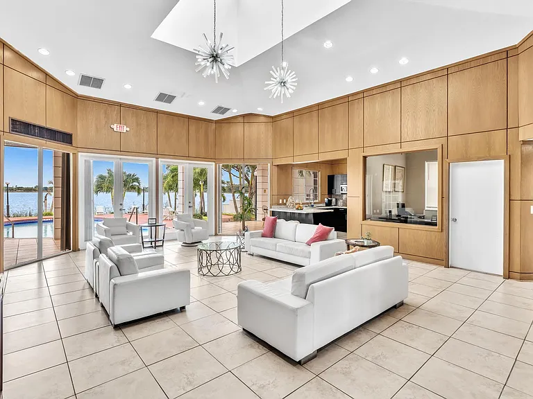 2831 N Oakland Forest Dr #101 — Photo 31