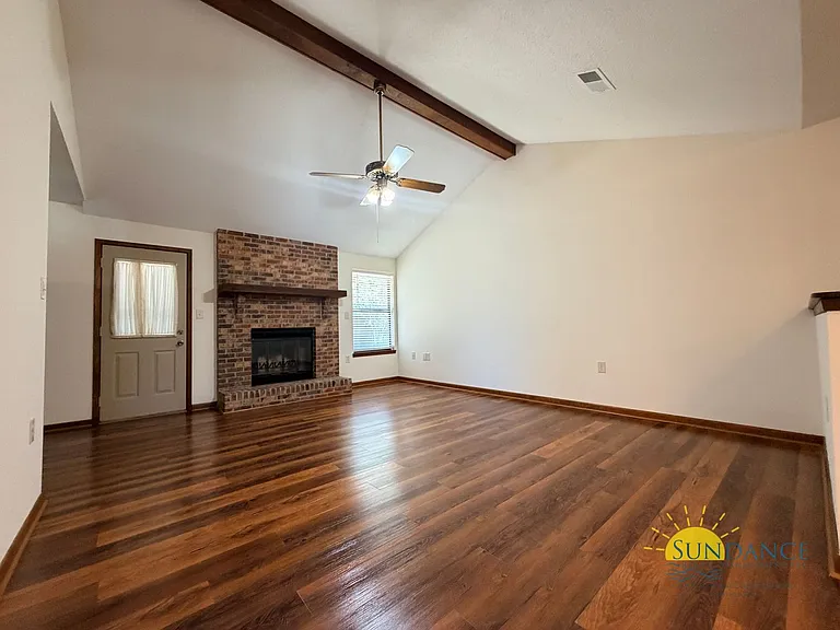 1055 Quail Hollow Dr — Photo 3