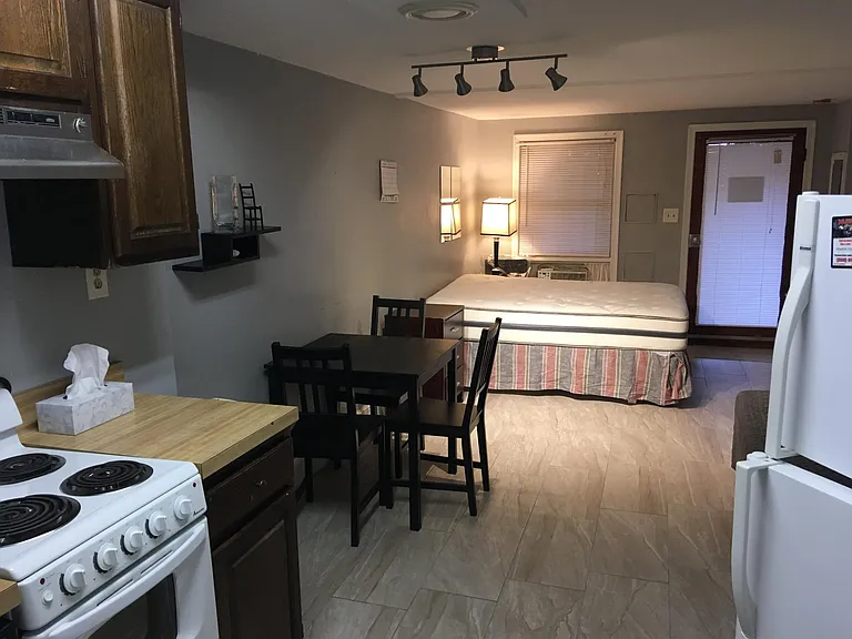 319 E St NE #B — Photo 3