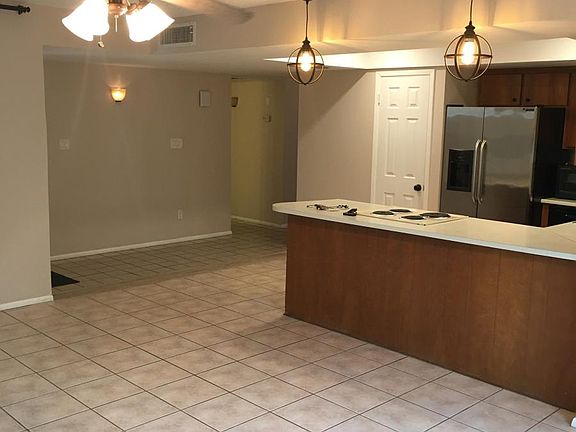 2nd image of 610 E Manhatton Dr