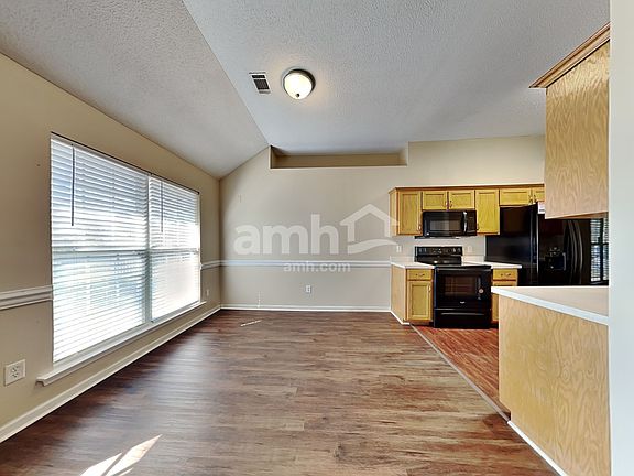 5th image of 123 Hall St