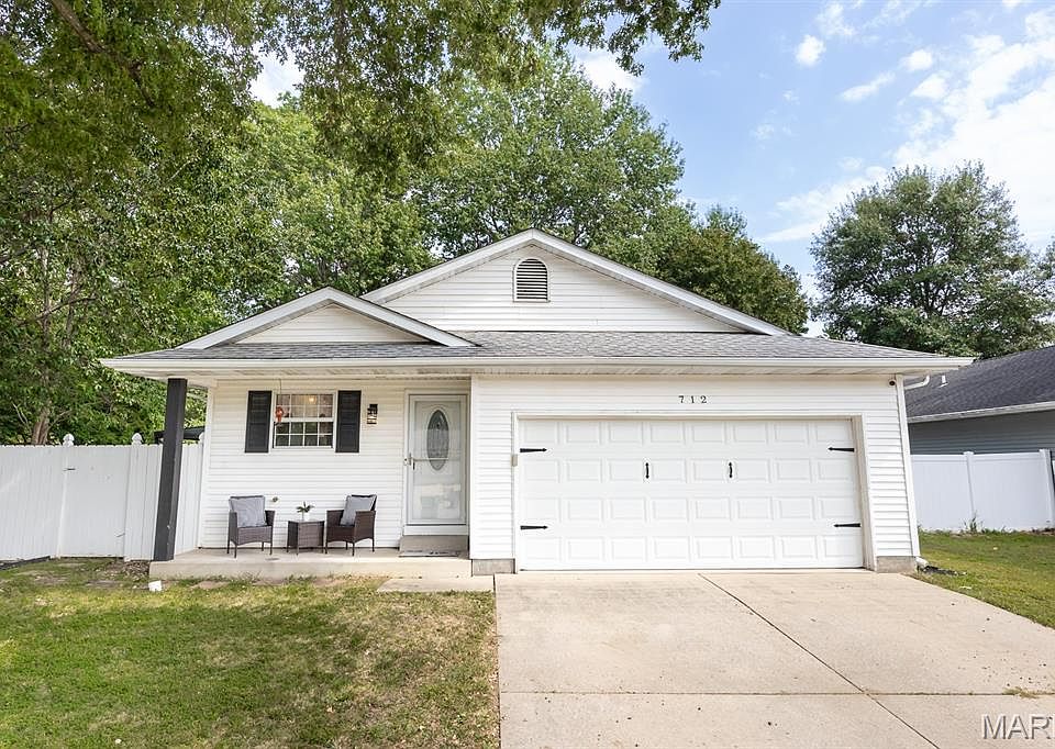 1st image of 712 Country Oaks Ln