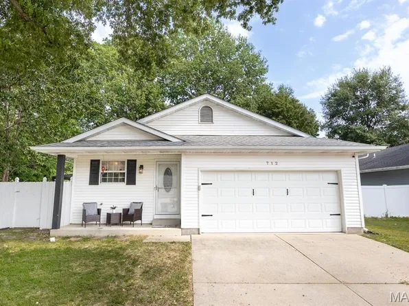 712 Country Oaks Ln, O'Fallon, IL 62269